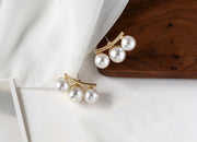 スタッドピアス キャッチピアス レディース アクセサリー フェイクパール 3連 フェミニン おしゃれ 上品 エレガント 結婚式 誕生日 贈り物 プレゼント ギフト パーティー 入学式 卒業式 入園式 卒園式 デート 記念日 耳飾り ファッション小物