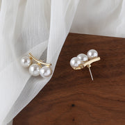 スタッドピアス キャッチピアス レディース アクセサリー フェイクパール 3連 フェミニン おしゃれ 上品 エレガント 結婚式 誕生日 贈り物 プレゼント ギフト パーティー 入学式 卒業式 入園式 卒園式 デート 記念日 耳飾り ファッション小物