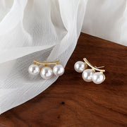 スタッドピアス キャッチピアス レディース アクセサリー フェイクパール 3連 フェミニン おしゃれ 上品 エレガント 結婚式 誕生日 贈り物 プレゼント ギフト パーティー 入学式 卒業式 入園式 卒園式 デート 記念日 耳飾り ファッション小物