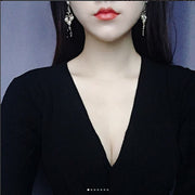ピアス イヤリング レディース 女性向け ストーンパーツ 曲線 ブラック 黒 ティアドロップ しずく型 涙型 サークル マル ダイヤモンドカット パール風パーツ 真珠風パーツ フェイクパール ダイヤモンドカット おしゃれ 高級感 お嬢様 お姫様 可愛い 揺れる プレゼント 金色 ゴールド ホワイト 白 オフホワイト 大ぶり 両耳 バブル バブリー お出かけ 普段使い パーティ デート イベント ゴージャス 彼女 プレゼント 贈り物 神秘的 ミステリアス