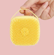 シャンプーブラシ シリコンブラシ バスブラシ ボディブラシ バス用品 お手入れ ディスペンサー付き ヘアケア 洗髪 くし お風呂 ソフト やわらかい 持ち手付き シャンプーを入れられる ボディソープを入れられるかわいい おしゃれ キュート スカルプ ケア ピンク 青 黄