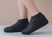 シューズカバー 靴カバー 防水 防滑 泥除け 雨具 レイングッツ 靴ケア用品 シューズアクセサリー 女性 男性 男女兼用 レディース メンズ キッズ ジュニア 大人 子供 滑り止め 濡れない 汚れ防止 コンパクト 折り畳める シンプル レインシューズ