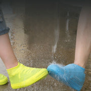 シューズカバー 靴カバー 防水 防滑 泥除け 雨具 レイングッツ 靴ケア用品 シューズアクセサリー 女性 男性 男女兼用 レディース メンズ キッズ ジュニア 大人 子供 滑り止め 濡れない 汚れ防止 コンパクト 折り畳める シンプル レインシューズ