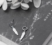 ピアス レディース アクセサリー スタッドピアス 揺れる 小ぶり フェザー 羽 かわいい きれいめ カジュアル おしゃれ ギフト プレゼント