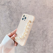 iPhoneケース iPhoneカバー スマホケース スマホカバー チェーンベルト付き フェイクパール 背面保護 傷予防 傷防止 落下防止 保護カバー 携帯ケース 携帯カバー iPhone11 iPhone12 iPhone13 可愛い おしゃれ アイフォンカバー スマートフォンカバー