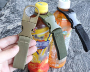 ペットボトルホルダー 2個セット ボトルホルダー アウトドア用品 ベルトに取り付け バックル ワンタッチバックル 取り外し可 スナップボタン 面ファスナー 便利グッズ ハイキング 登山 釣り キャンプ 日用品 ベルトループ 持ち運び コンパクト 黒 緑 カーキ 赤