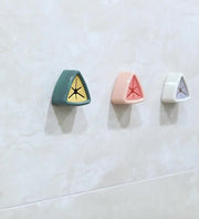 タオルホルダー タオルハンガー 同色4個セット ふきん掛け キッチン用品 手拭き掛け 三角形 かわいい 貼付けタイプ 壁面 粘着テープ式