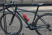 ボトルゲージ ドリンクホルダー 自転車 マウンテンバイク ロードバイク ペットボトル ボトルホルダー 自転車用アクセサリー 格子柄 チェック 軽量 サイクリング 便利グッズ シンプル かっこいい スマート おしゃれ スタイリッシュ 黒