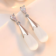 ピアス レディース 女性 アクセサリー ファッション雑貨 雫型 ティアドロップ ラインストーン ゴールドカラー ピンク ホワイト シンプル かわいい キュート きれい エレガント カジュアル フォーマル プレゼント ギフト