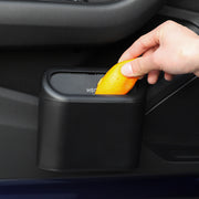 車用ゴミ箱 車載 カー用品 自動車用 ごみ箱 ダストボックス 蓋付き ふた フタ コンパクト 収納ケース スリム ミニ シンプル プッシュ式 簡単装着 便利 ブラック 黒