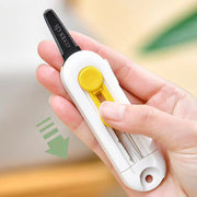カッター ナイフ 格納式 レターオープナー 紙 ペーパー 段ボール 文房具 マグネット 磁石 磁気吸着 コンパクト 携帯 持ち運び ポータブル 穴付き 軽量
