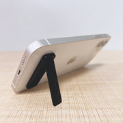 スマホスタンド キックスタンド 折りたたみ 粘着テープ 薄型 スリム 軽量 コンパクト 縦置き 横置き 貼り付け シンプル スマートフォン タブレット