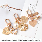 キーホルダー キーチャーム バックチャーム レディース 女性用 バッグ 鍵 ハート フェイクパール 英字ロゴ ナスカン かわいい おしゃれ