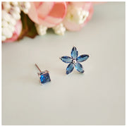 ピアス レディースアクセサリー アクセ 左右非対称 フラワー 花 フラワーモチーフ クリアブルー エレガント 上品 ファッション おしゃれ 二次会 結婚式 パーティー お呼ばれ プレゼント ギフト 贈り物