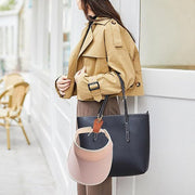 帽子ホルダー 帽子クリップ 帽子フック ハットクリップ カラビナ付き 帽子 キャップ 鞄 カバン バッグ ハットホルダー ホルダー フック PU レザー調 持ち運び 落下防止 紛失防止 吊り下げ お出かけ 散歩 旅行 シンプル お洒落 便利
