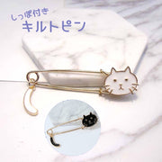 猫ブローチ キルトピン ストールピン レディース アクセサリー ファッション小物 ネコフェイス しっぽ 揺れる モノトーン 白 黒 ブラック ホワイト マフラー ストール 留め具 安全ピン ネコ ねこ カジュアル プレゼント ギフト ミニギフト 誕生日