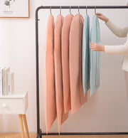 衣類カバー 衣類収納 洋服カバー 前開き ジッパー フルカバー 衣装カバー ファスナー クリア窓 中身が見える 防水 型崩れ防止 ほこり除け クローゼット収納 センターファスナー 単色 無地 日用品 便利グッズ 衣替え用品 ピンク 青 紫 灰 黒