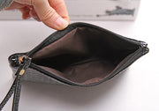 セカンドポーチ ハンドストラップ付き 鞄 カバン ミニ財布 セカンドバッグ スマホ入れ お札入れ 手持ち 小さめ コンパクト ワニ柄 クロコダイル柄 男女兼用 スマホポーチ つや感 光沢感 おしゃれ シンプル 上品 きれいめ お出かけ ユニセックス レディース メンズ