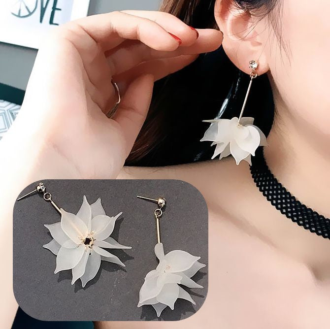 ピアス レディース アクセサリー ジュエリー ロングピアス 両耳 1対 左右 長い 長め 揺れる ゆらゆら 花 花びら フラワー おしゃれ かわいい キュート デート お出掛け 普段使い 女性用 婦人用 プレゼント 贈り物 ギフト 誕生日 記念日