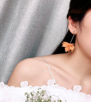 ピアス レディース アクセサリー ジュエリー ロングピアス 両耳 1対 左右 長い 長め 揺れる ゆらゆら 花 花びら フラワー おしゃれ かわいい キュート デート お出掛け 普段使い 女性用 婦人用 プレゼント 贈り物 ギフト 誕生日 記念日