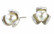 ピアス レディース アクセサリー ジュエリー 三つ葉のクローバー 幸運 フェイクパール シルバー 銀色 シンプル 小ぶり 小さい おしゃれ 大人女子 上品 清楚 女性用 婦人用 プレゼント 贈り物 ギフト 誕生日 記念日 特別な日