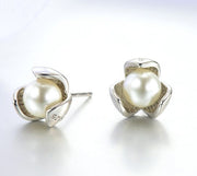 ピアス レディース アクセサリー ジュエリー 三つ葉のクローバー 幸運 フェイクパール シルバー 銀色 シンプル 小ぶり 小さい おしゃれ 大人女子 上品 清楚 女性用 婦人用 プレゼント 贈り物 ギフト 誕生日 記念日 特別な日
