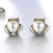 ピアス レディース アクセサリー ジュエリー 三つ葉のクローバー 幸運 フェイクパール シルバー 銀色 シンプル 小ぶり 小さい おしゃれ 大人女子 上品 清楚 女性用 婦人用 プレゼント 贈り物 ギフト 誕生日 記念日 特別な日