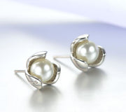 ピアス レディース アクセサリー ジュエリー 三つ葉のクローバー 幸運 フェイクパール シルバー 銀色 シンプル 小ぶり 小さい おしゃれ 大人女子 上品 清楚 女性用 婦人用 プレゼント 贈り物 ギフト 誕生日 記念日 特別な日