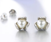 ピアス レディース アクセサリー ジュエリー 三つ葉のクローバー 幸運 フェイクパール シルバー 銀色 シンプル 小ぶり 小さい おしゃれ 大人女子 上品 清楚 女性用 婦人用 プレゼント 贈り物 ギフト 誕生日 記念日 特別な日
