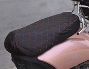 バイクシートカバー スクーター用 オートバイ シートクッション アンダーボーン バイク用品 防水 シート保護 傷防止 傷隠し 日焼け防止 レザー調 フェイクレザー 高級感 伸縮性 お洒落 かっこいい