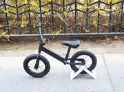 キッズバイク用スタンド 子供用 自転車スタンド キックバイクスタンド 片輪 保管 収納 ディスプレイ 展示 ストライダー用 バランスバイク用 子ども用