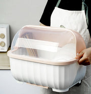 水切りかご 水切りカゴ フタ付き 水切りバスケット 食器ラック 水切りラック カバー付き ディッシュラック 皿立て 箸立て 開閉できる キッチン用品 通気口 持ち運び 水受けトレー付き ツートンカラー コンパクト かわいい おしゃれ キッチン雑貨 白 ピンク 青 緑 青