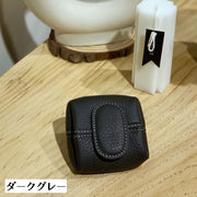 小銭入れ コインケース イヤホンケース 小物入れ アクセサリー入れ 小物収納 レディース 婦人 女性用 四角 スクエア 正方形 ミニウォレット レザー シボ加工 無地 単色 上品 エレガント シンプル コンパクト スナップボタン おしゃれ かわいい ギフト プレゼント