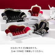 アクセサリースタンド ソファ型 アクセサリーケース リングホルダー 指輪 ピアス イヤリング 耳飾り 小物入れ インテリア雑貨 アンティーク調 置物 アクセサリー収納 ベロア調 華やか ゴージャス おしゃれ かわいい 見せる収納 赤 黒 金色