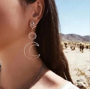ピアス レディース アクセサリー ジュエリー アシンメトリー 左右デザイン違い ロングピアス 両耳 1対 左右 太陽 月 三日月 星 長い 長め 揺れる ゆらゆら おしゃれ かわいい デート お出掛け 普段使い 女性用 婦人用 プレゼント 贈り物 ギフト 誕生日 記念日 金色 ゴールド