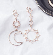 ピアス レディース アクセサリー ジュエリー アシンメトリー 左右デザイン違い ロングピアス 両耳 1対 左右 太陽 月 三日月 星 長い 長め 揺れる ゆらゆら おしゃれ かわいい デート お出掛け 普段使い 女性用 婦人用 プレゼント 贈り物 ギフト 誕生日 記念日 金色 ゴールド