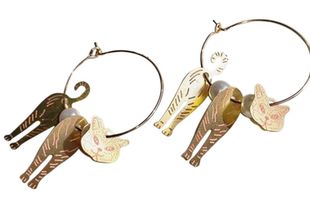 ピアス レディース アクセサリー ジュエリー ネコ ねこ フェイクパール 輪っか リング 立体的 3D ロング 揺れる ゆらゆら ゴールド かわいい おしゃれ 女性用 婦人用 ファッション小物 おしゃれアイテム プレゼント 贈り物 ギフト 誕生日 記念日 特別な日