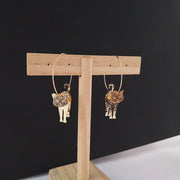 ピアス レディース アクセサリー ジュエリー ネコ ねこ フェイクパール 輪っか リング 立体的 3D ロング 揺れる ゆらゆら ゴールド かわいい おしゃれ 女性用 婦人用 ファッション小物 おしゃれアイテム プレゼント 贈り物 ギフト 誕生日 記念日 特別な日