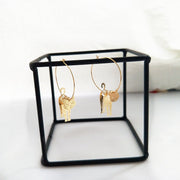 ピアス レディース アクセサリー ジュエリー ネコ ねこ フェイクパール 輪っか リング 立体的 3D ロング 揺れる ゆらゆら ゴールド かわいい おしゃれ 女性用 婦人用 ファッション小物 おしゃれアイテム プレゼント 贈り物 ギフト 誕生日 記念日 特別な日