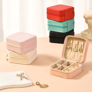 アクセサリーケース ジュエリーケース ジュエリーボックス レディース 女性 コンパクト ミニサイズ アクセサリーボックス 防水 指輪 リング ネックレス ピアス イヤリング ファスナー チャック スクエア ハードケース 保管 持ち歩き 小物入れ かわいい おしゃれ シンプル ピンク オフホワイト 青 赤 黒 紫 橙