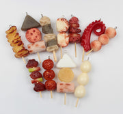 食品サンプル風キーホルダー 食品ミニチュアキーホルダー イミテーションフード バッグ 筆箱 ペンケース ポーチ 串 かわいい 可愛い 面白い 学校 中学生 高校生 目立つ デザイン豊富おでん BBQ 焼き鳥 トウモロコシ ホタテ