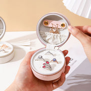 アクセサリーケース アクセサリーボックス ジュエリーケース ジュエリーボックス 宝石箱 アクセサリーポーチ 収納雑貨 整理用品 小型 コンパクト ラウンド 丸形 円形 チャック ジッパー ファスナー フリンジ PUレザー フェイクレザー 無地 ブラック ピンク フェミニン ガーリー 可愛い キュート シック おしゃれ