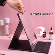卓上ミラー 折りたたみ テーブルミラー 化粧鏡 メイクミラー 鏡 長方形 持ち運び便利 コンパクト レザー調 おしゃれ 化粧直し 身だしなみ 防水 レディース 女性 プチギフト 贈り物 プレゼント 定番 ベーシック 日用品雑貨 ブラック ホワイト レッド
