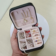 アクセサリーケース ジュエリーボックス コンパクト 小さい 持ち運び 旅行 携帯 指輪収納 ネックレス収納 小物入れ おしゃれ かわいい シンプル 無地 レザー調 ピンク ホワイト ブラック 白 黒