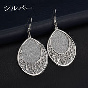 フックピアス レディース アクセサリー ロング ドロップ 大きめ 大ぶり 透かし彫り ゆらゆら 揺れる ムーン ゴールドカラー シルバーカラー シンプル おしゃれ 女子力アップ 大人女子 高級感 エレガント 華やか