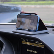 車用スマホホルダー スマホスタンド 車載ホルダー スマートフォン ダッシュボード 貼り付け 角度調節 開閉式 カーボン柄 便利 取り付け簡単 シンプル 車用品 カー用品 カーグッズ カーアクセサリー