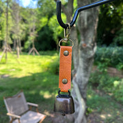 熊よけ鈴 ベアーベル クマ クマ鈴 熊鈴 アウトドア用品 カラビナ付き 小型 レザー調 シンプル かわいい おしゃれ コンパクト 登山 ハイキング キャンプ 山菜取り