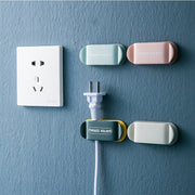 ケーブルホルダー コードホルダー 単品 収納 巻き取り ケーブルクリップ 配線 USB 整理整頓 粘着テープ 防水 PCアクセサリー 文字入り ロゴ入り イヤホン 充電ケーブル まとめる 絡みにくい 落下防止 壁用 壁付け シンプル おしゃれ キッチン テレビ台 インテリア雑貨 カジュアル ツートンカラー 青 ピンク 灰