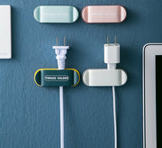 ケーブルホルダー コードホルダー 単品 収納 巻き取り ケーブルクリップ 配線 USB 整理整頓 粘着テープ 防水 PCアクセサリー 文字入り ロゴ入り イヤホン 充電ケーブル まとめる 絡みにくい 落下防止 壁用 壁付け シンプル おしゃれ キッチン テレビ台 インテリア雑貨 カジュアル ツートンカラー 青 ピンク 灰