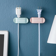 ケーブルホルダー コードホルダー 単品 収納 巻き取り ケーブルクリップ 配線 USB 整理整頓 粘着テープ 防水 PCアクセサリー 文字入り ロゴ入り イヤホン 充電ケーブル まとめる 絡みにくい 落下防止 壁用 壁付け シンプル おしゃれ キッチン テレビ台 インテリア雑貨 カジュアル ツートンカラー 青 ピンク 灰